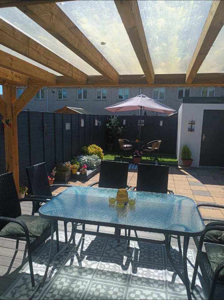 Covered patio & garden space
